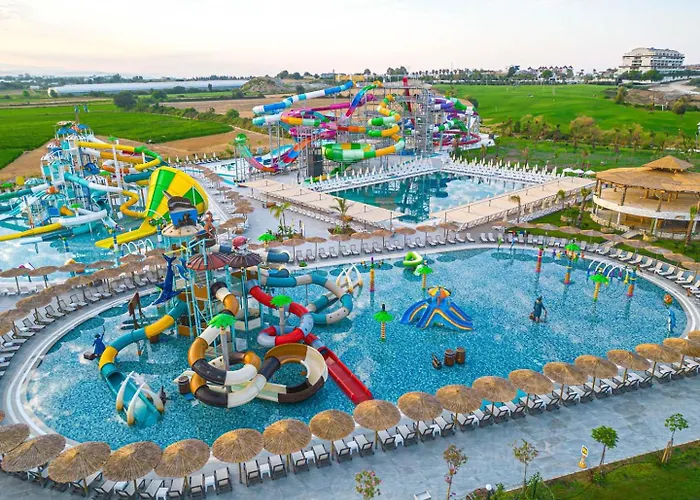 Dream Fun World Otel Side